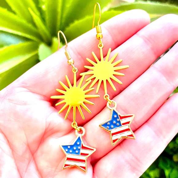 American Flag Starburst Dangle Earrings - Picture 1 of 4